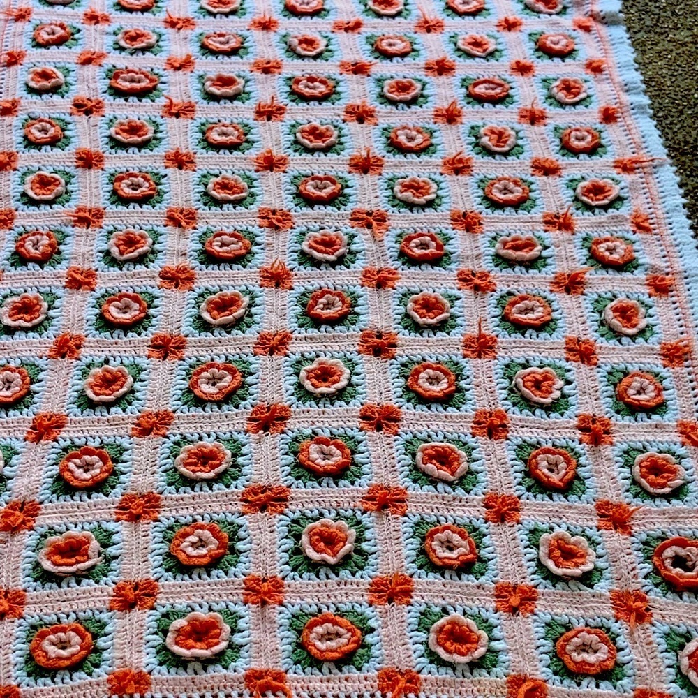 Beautiful crocheted peach colored blanket flowers aphan.  Size 30x60"